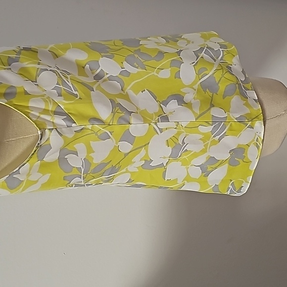 Banana Republic summer blouse. Size Petite medium. Green, gray, and white. - Picture 4 of 5